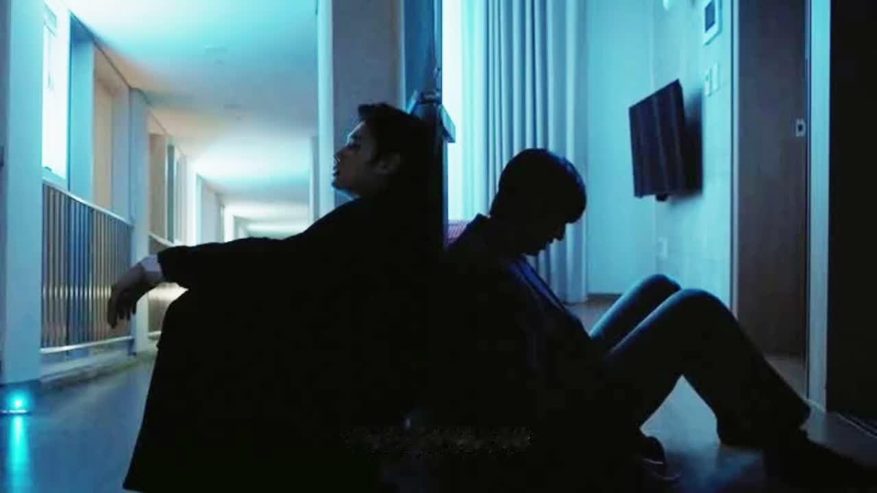 “我们在命运的两端，是否有相似的痛感。” 
