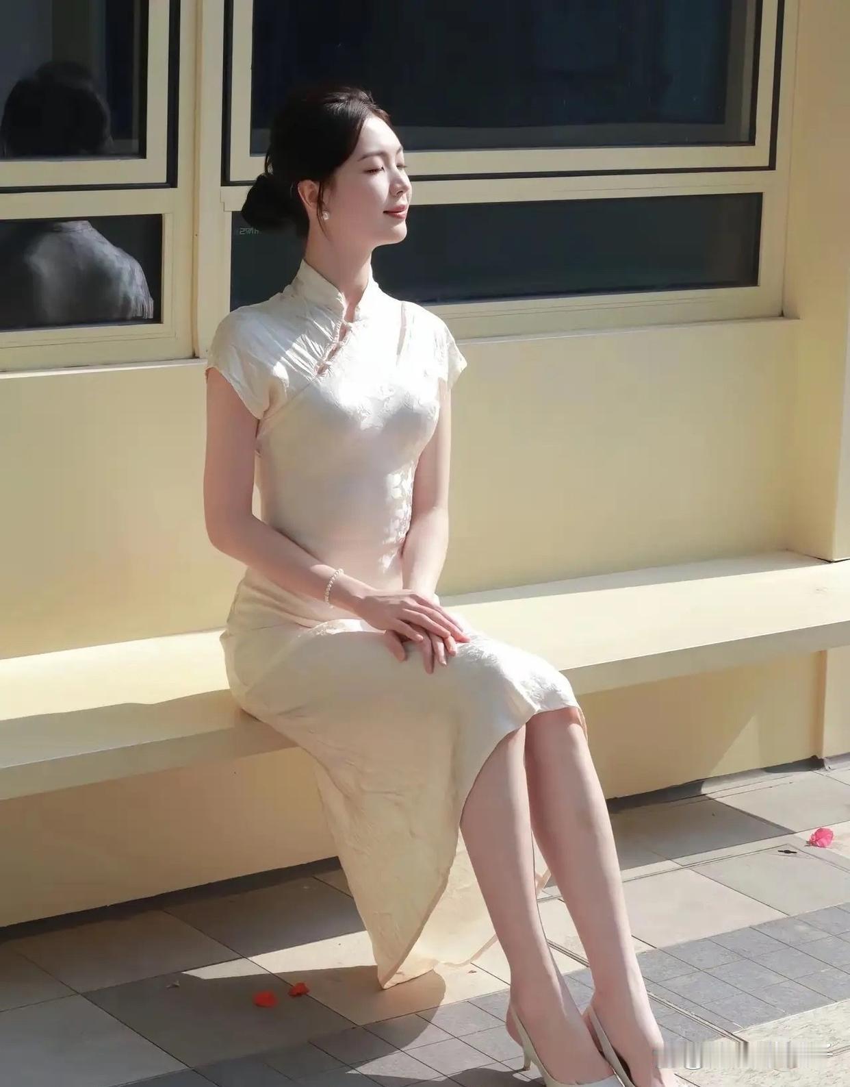 优雅自信穿搭分享旗袍在身，优雅端庄且美丽