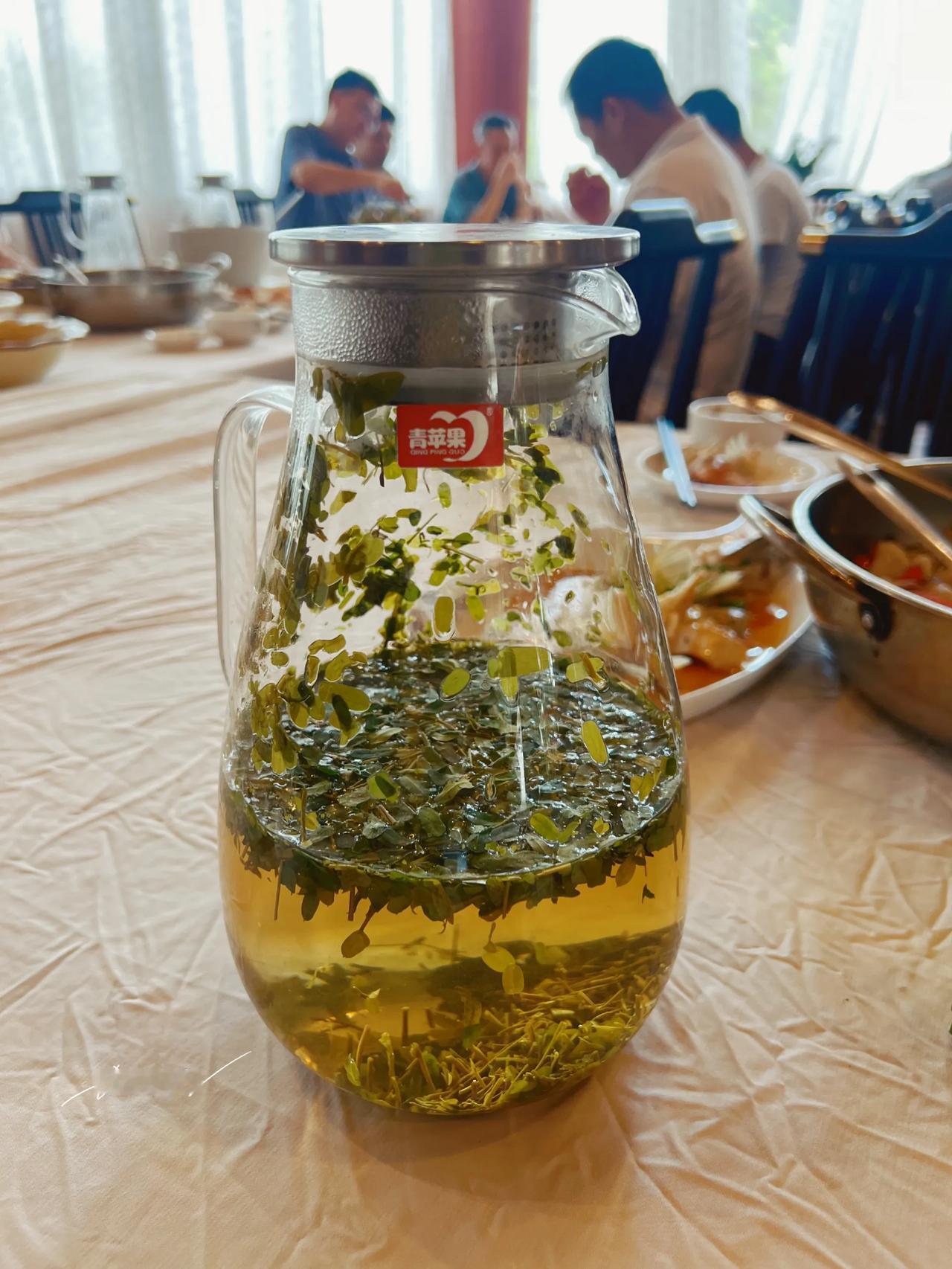 今天中午在广西贵港吃饭时，喝了这么一壶茶，味道很特别，先苦后甘，大家都好喜欢，但
