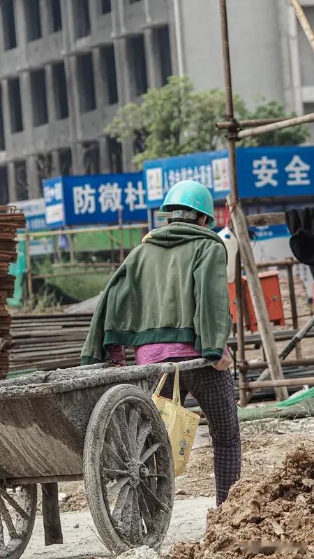 农民工算得上是工人了吗职业名称是一个人现有的工作性质，和类别，这个人当时在什么岗