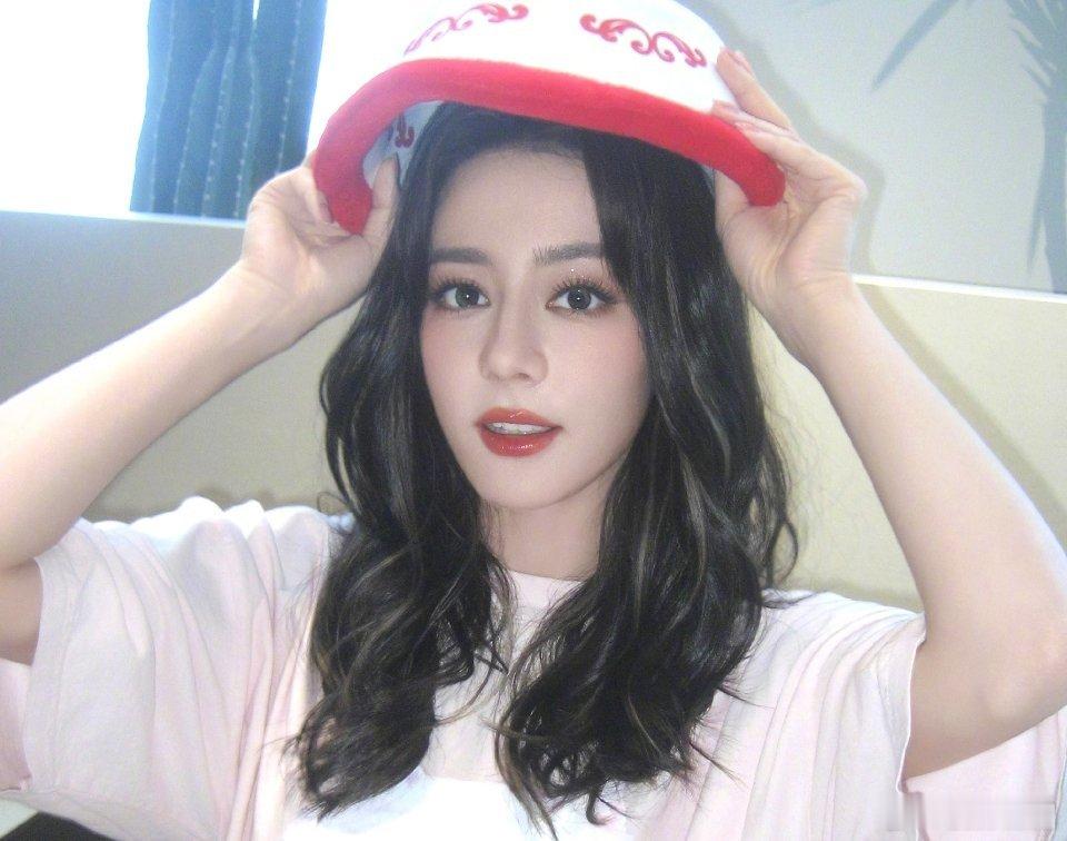 迪丽热巴咋成这样了。。。 ​​​