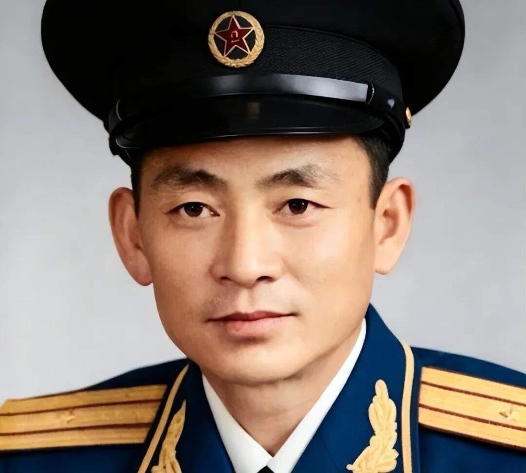 1955年全军首次授衔，演员何政军父亲何绍宽留下这张罕见留影。
何绍宽，四川苍溪