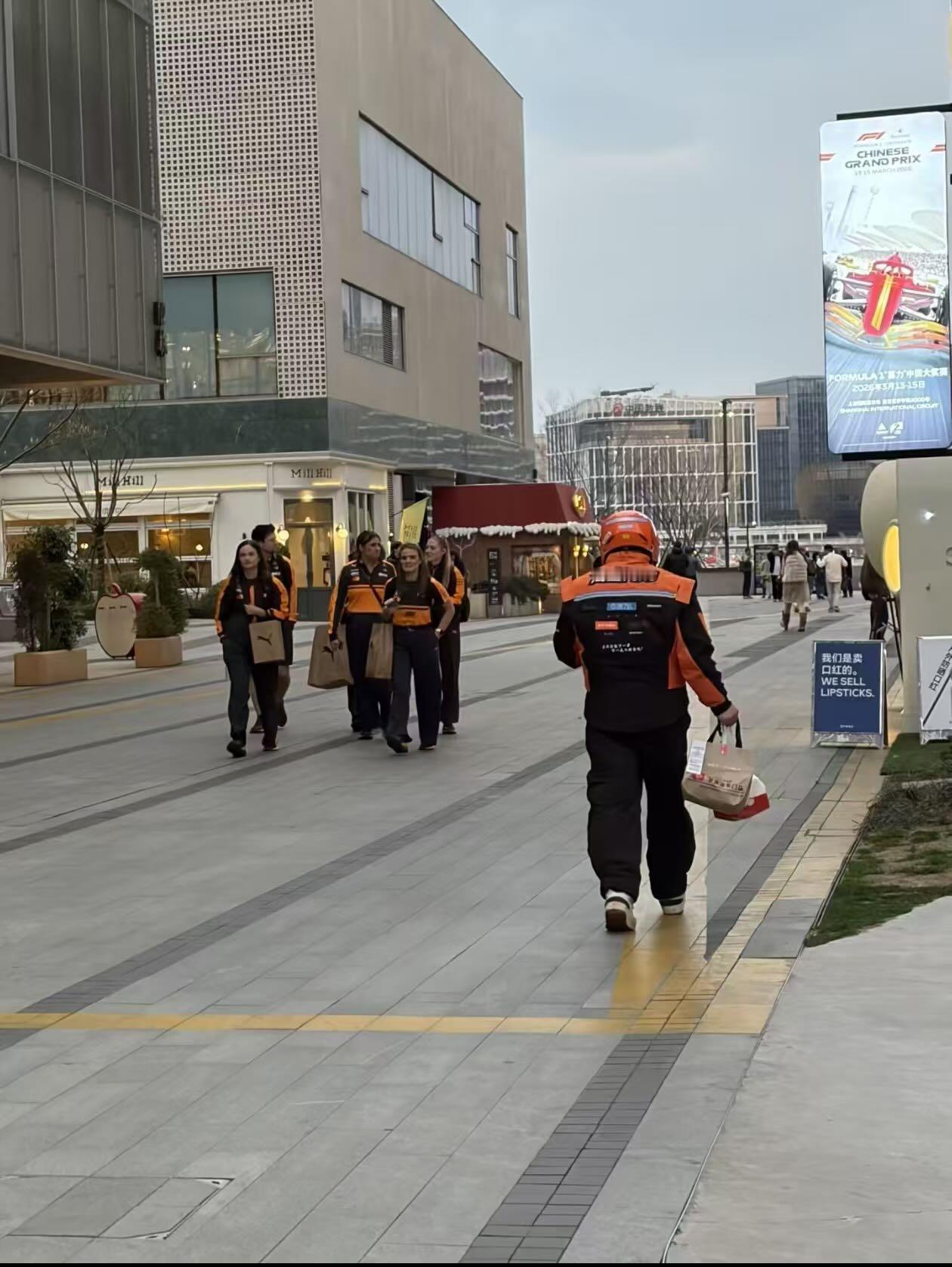 这大概是2026年开年最令人感慨的同框。📸

3月11日的上海街头，当淘宝闪购