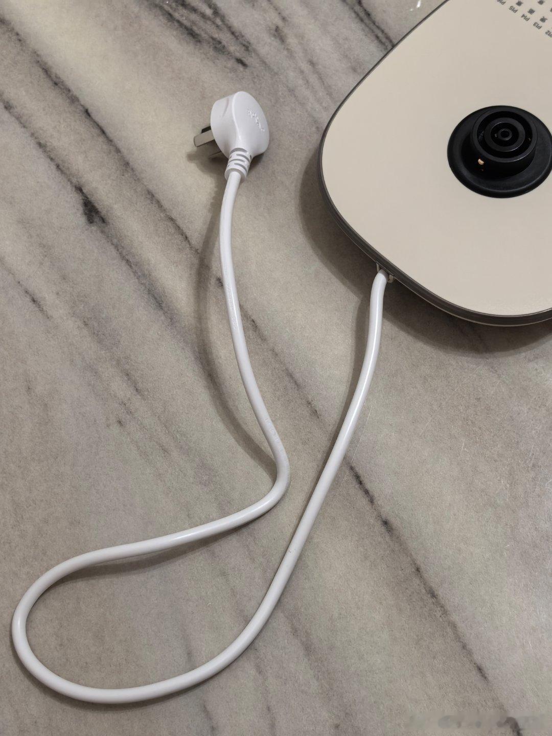 最后养生壶选了不知名品牌，小熊有一个细节是，电源线比友商长一些，价格又便宜一点，