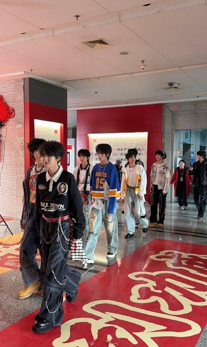 TF家族四代川渝春晚造型TF家族四代川渝春晚造型路透TF家族四代川渝春晚造型路透