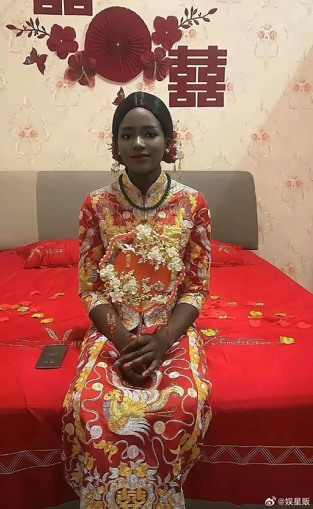 中国小伙娶了一个黑人妻子，看到他妻子的颜值，非常漂亮，这颜值在黑人中也算的上貂蝉