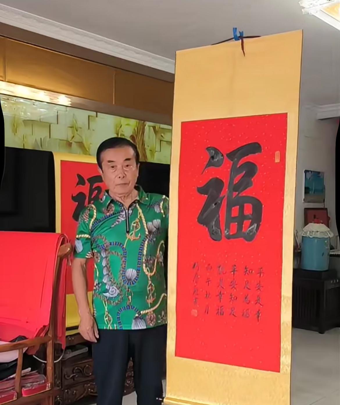 何庆魁直播写书法卖字
刷视频无意间进入了何庆魁老爷子的直播间，只见何庆魁在写书法