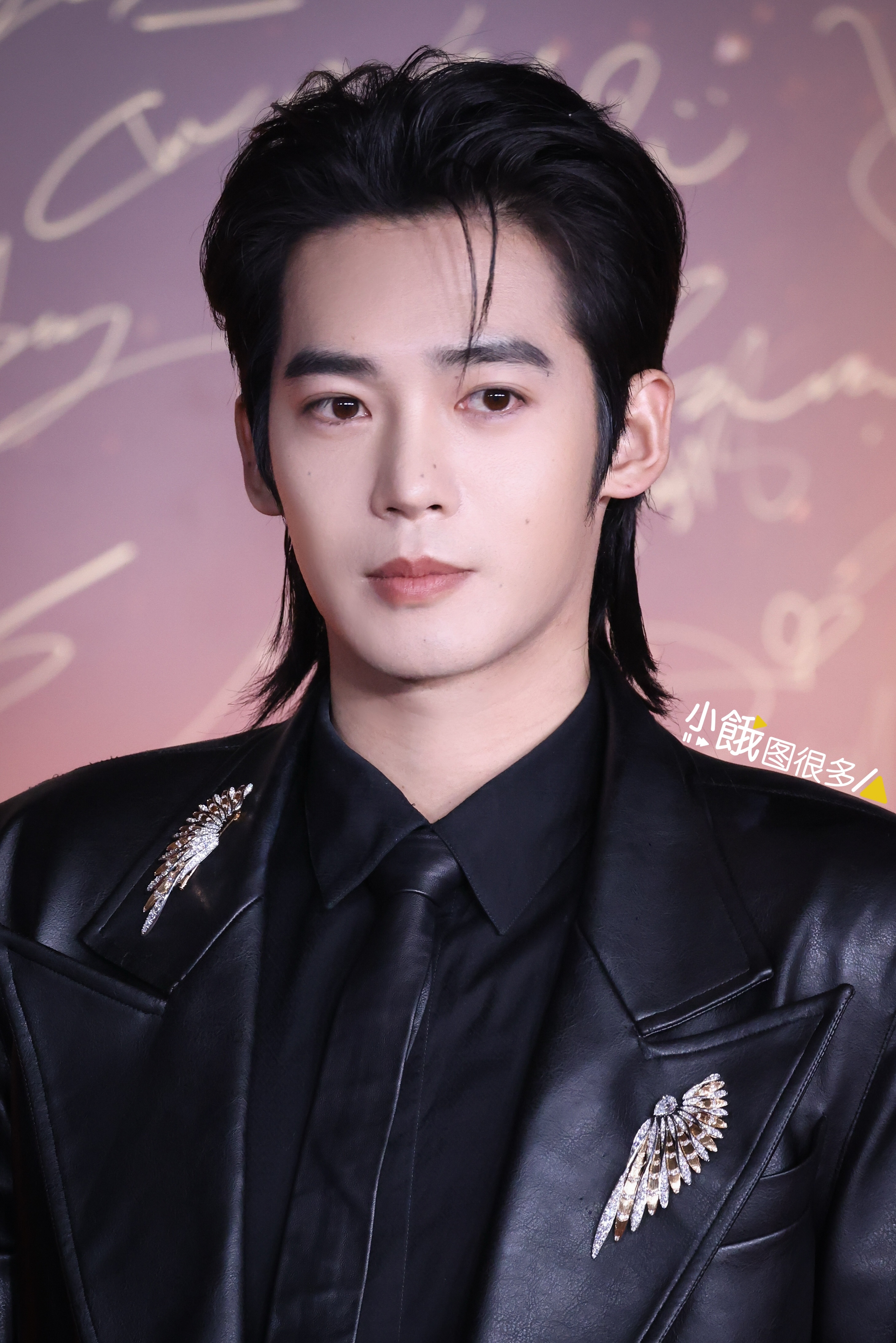于适在封神里的剧照前后差别  20250111 微博之夜红毯于适高清图集6p，从