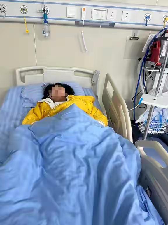 河南一初三女学生因为没有按时写作业被母亲打了，女孩哭了，女孩情绪激动造成呼吸困难