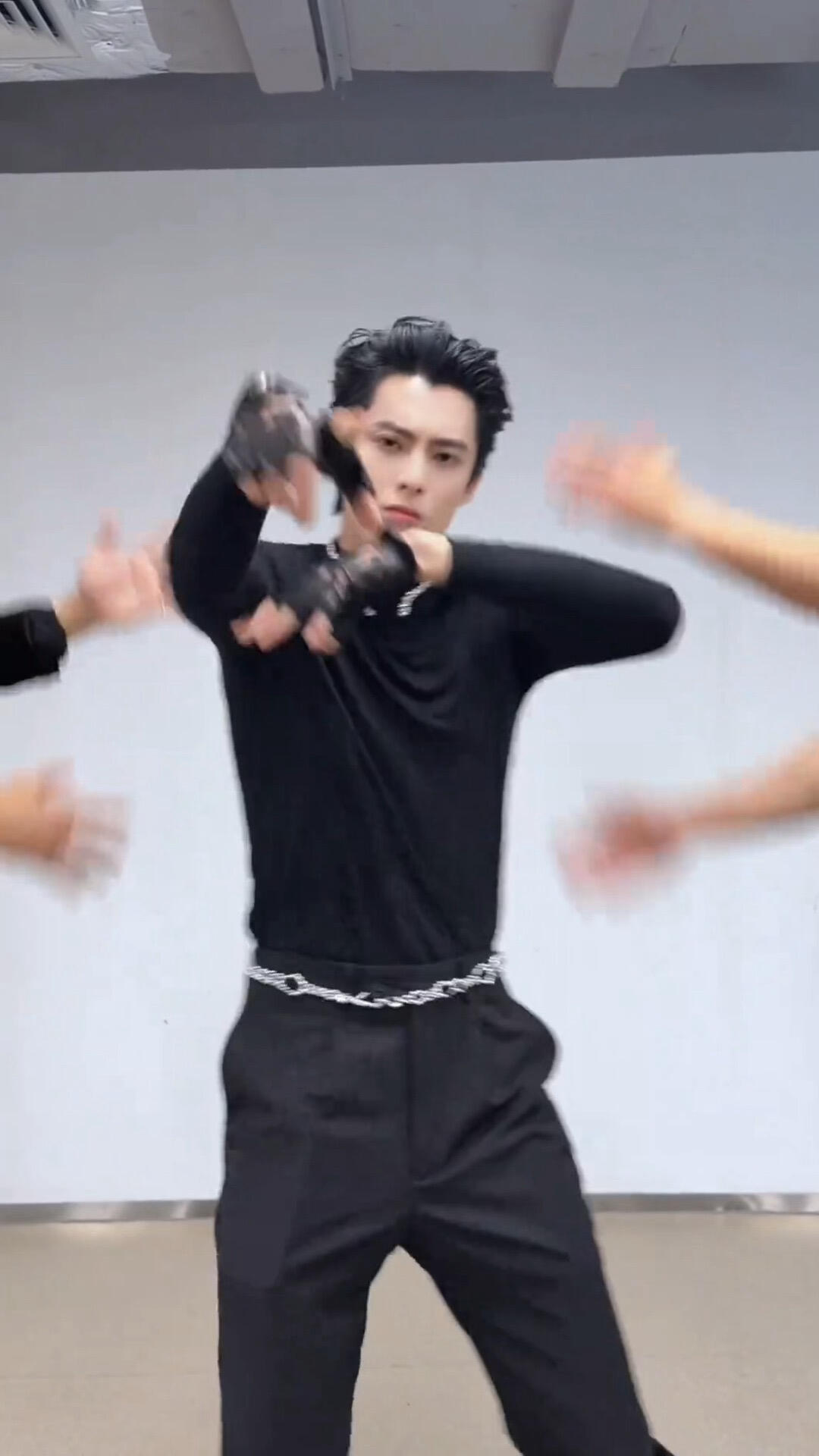 我就知道《爱如潮水》三人组在后台不会消停的王鹤棣 邓超 黄景瑜三个人凑一起就是气