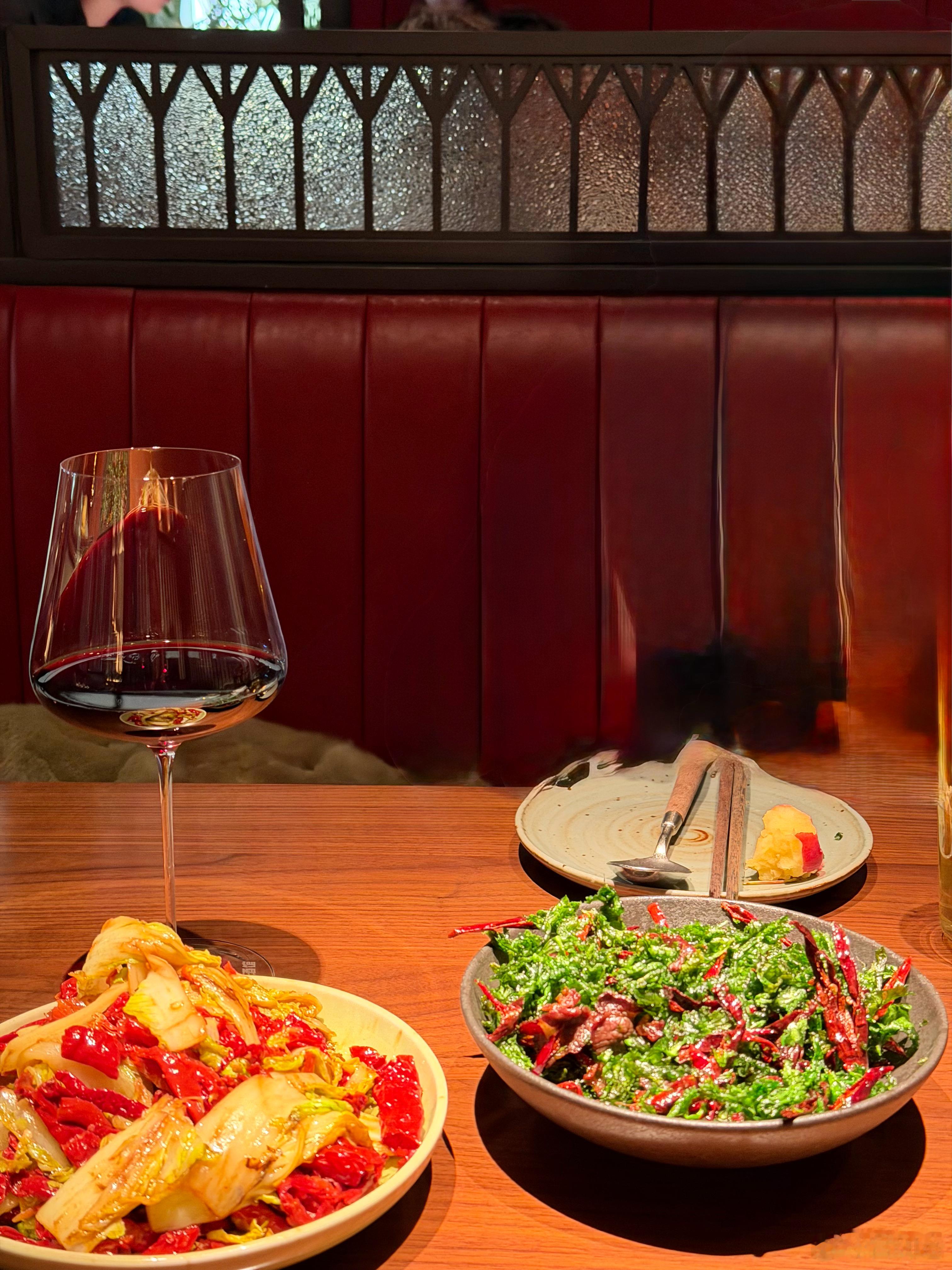 再推荐一家异乡客的“餐厅”：壮壮酒馆。说是和西贝有些渊源，属于西北融合菜，把粗旷