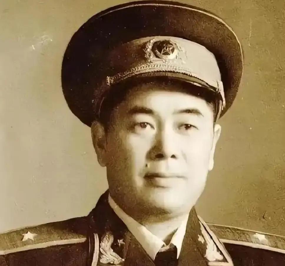 1985年，福州军区撤销后，江拥辉没有把注意力放在自己下一步去哪儿，而是继续做交