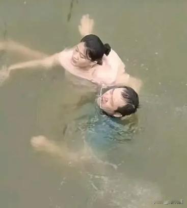 笑不活了！河北，男子见一女子落水，脱了衣服就跳进河里救人，结果游泳的时候把裤头游