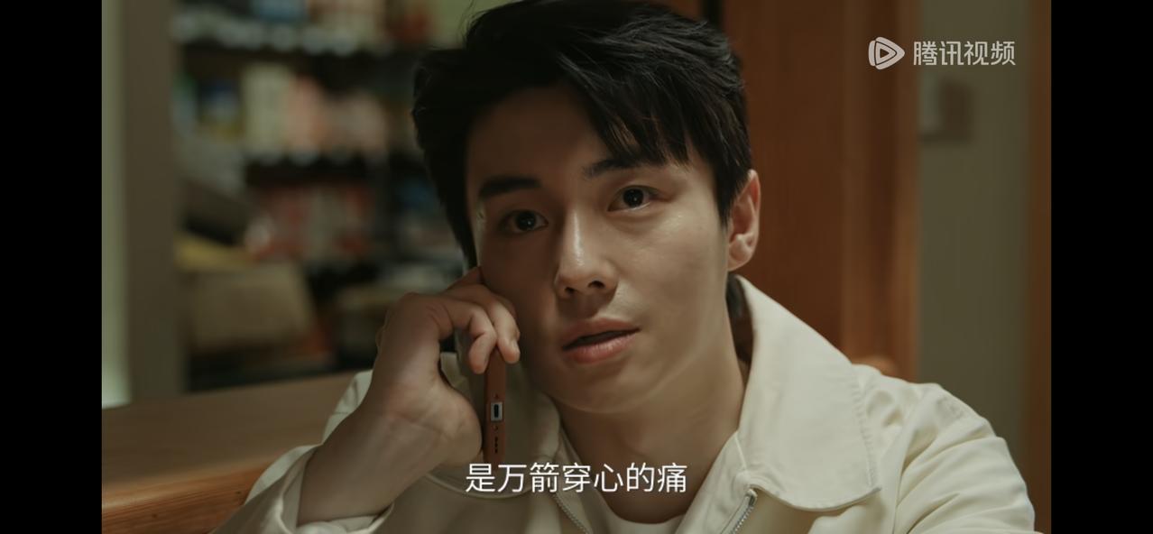 《她的盛焰》饶雨瓷挽着蒋东朝出场，台下角落里的陈默愣了一下，转身迈大步离开，白靓