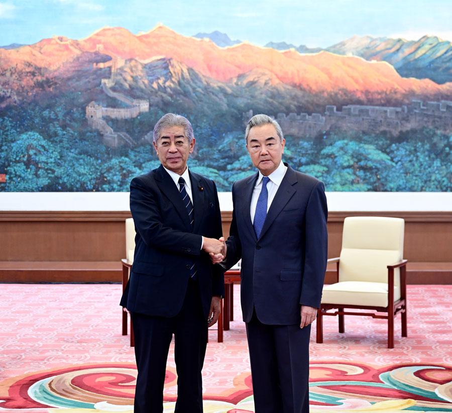【前外相终于点破：日本只是“中等强国”】刚刚访华回家的日本前外相岩屋毅，10月2