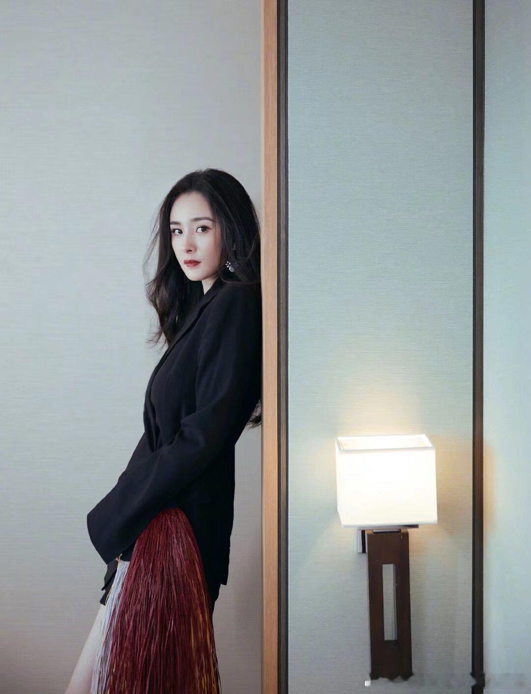 杨幂  🦊杨幂StuartWeitzman全球品牌代言人一个匮乏者的自述。 渴