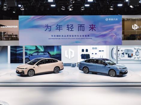 谁懂啊，在上海车展看到了粉蓝色的零跑B01一整个爱上的程度，自古粉蓝出CP果然没