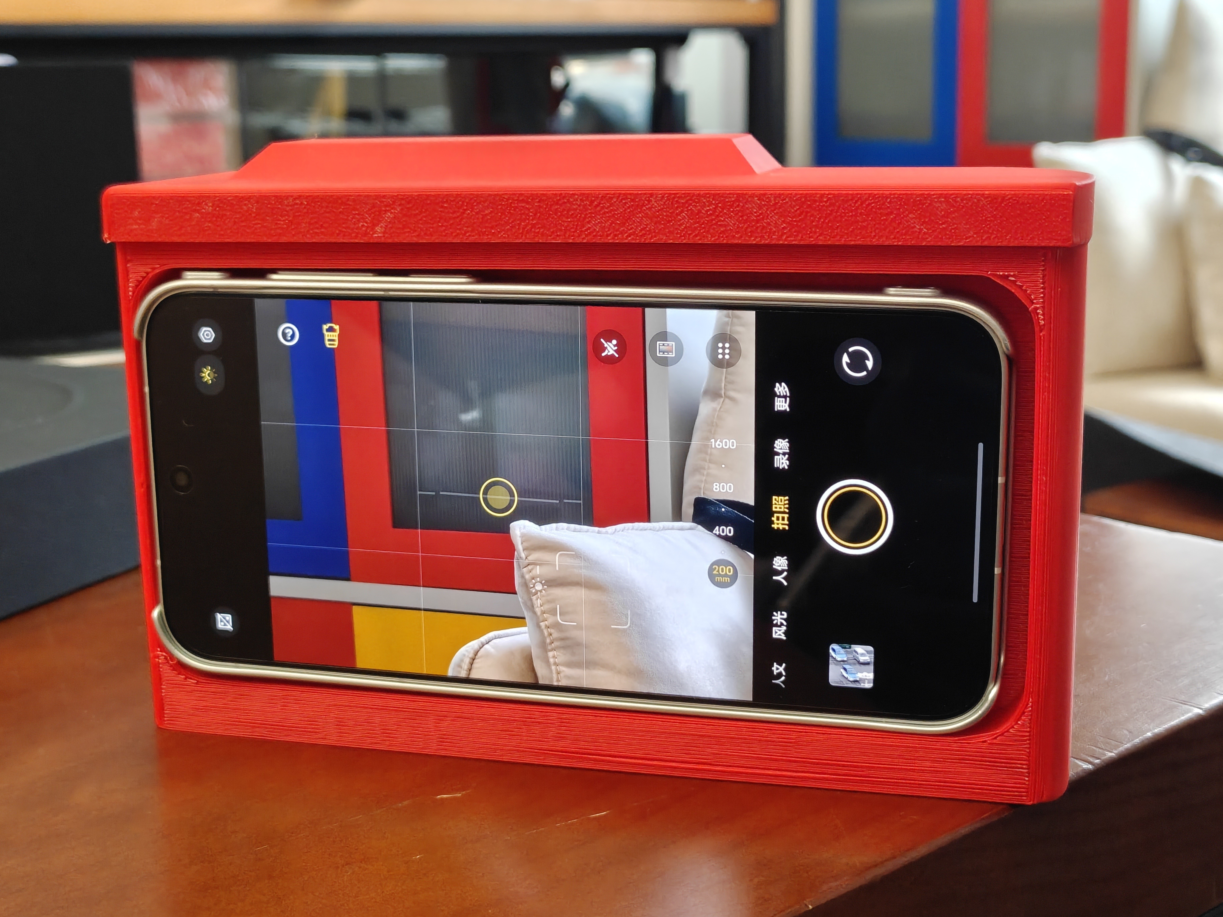 把手机和增距镜，塞进一台相机里。成了还有点小细节需要打磨。这么拍照手感好，气势足