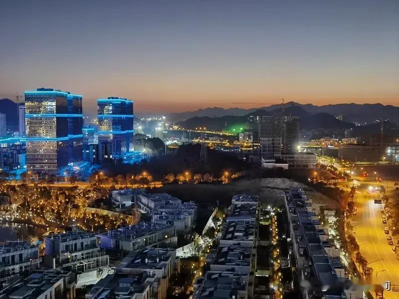 有网友爆料杭州富阳的G329国道（二期）富阳银湖至临安玲珑段建设停工了。这让人有