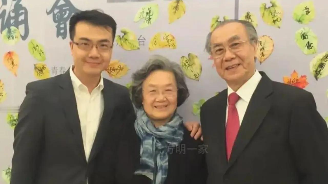父亲是中国播音界的泰斗，开天辟地的人物。
儿子是体育频道的播音员，主持人。
因为