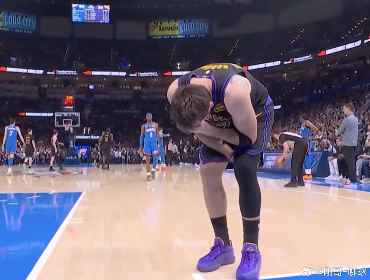 突发！东契奇无对抗左腿筋拉伤退赛，湖人惨败43分东契奇无对抗受伤 北京时间4月3