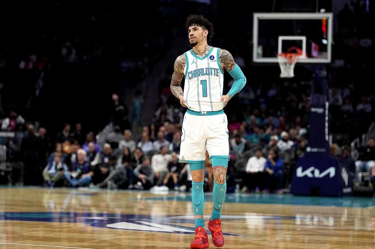 三球鲍尔和黄蜂的紧张关系已经到了不可调和的状态！

从战胜猛龙的比赛细节能看出矛