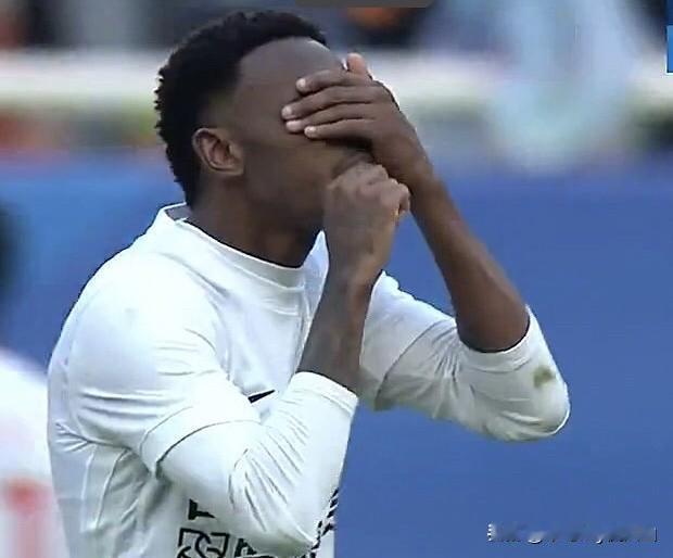 哈哈！辽宁铁人外援这个“蒙眼瞎吹”的动作，会不会是今年中超赛场上的“通用语言”？