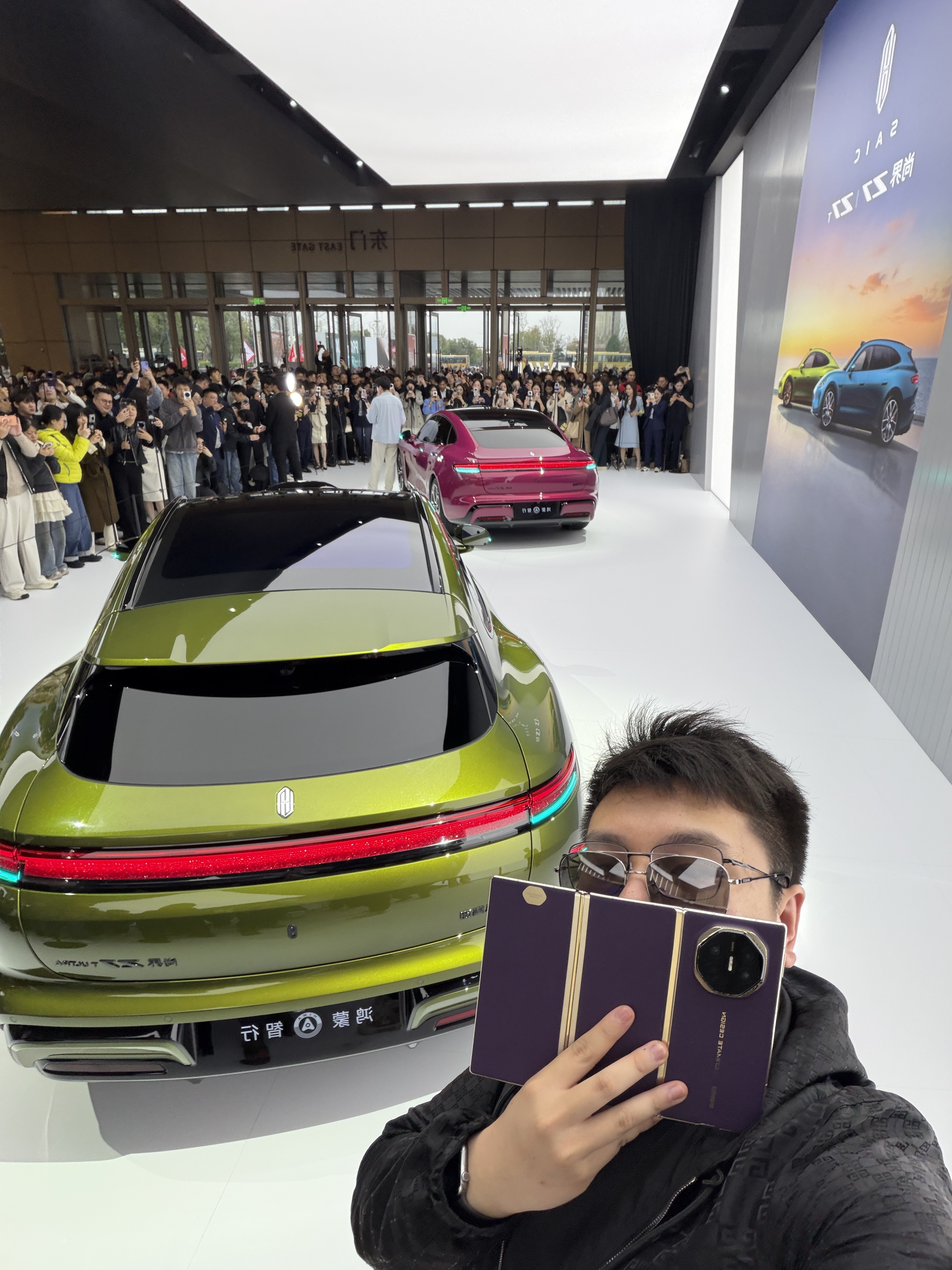 现场订了两台鸿蒙智行一台尚界Z7、一台问界M6。颜色都选的比较大胆买来给妹妹开嚒