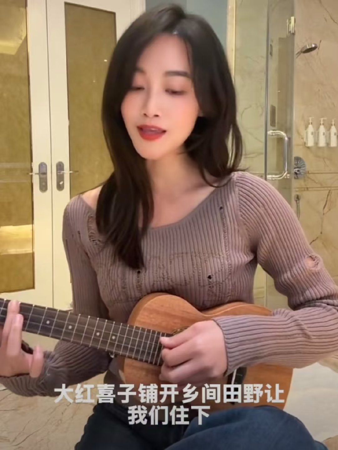 蓝盈莹尤克里里弹唱真的好温柔！