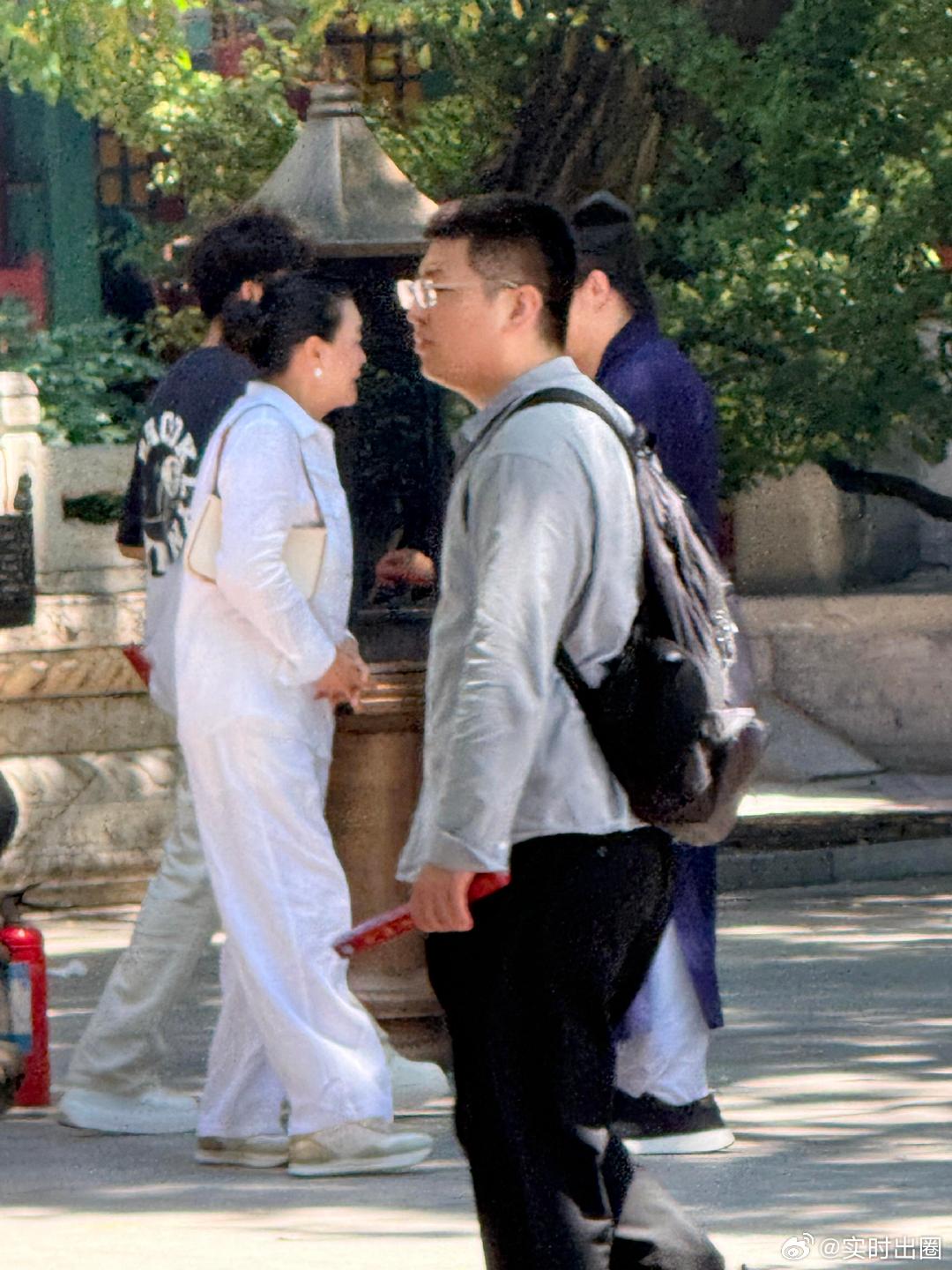 白云观偶遇马筱梅婆婆白云观人来人往，一眼看到马筱梅婆婆在香炉前祭拜。马筱梅婆婆道