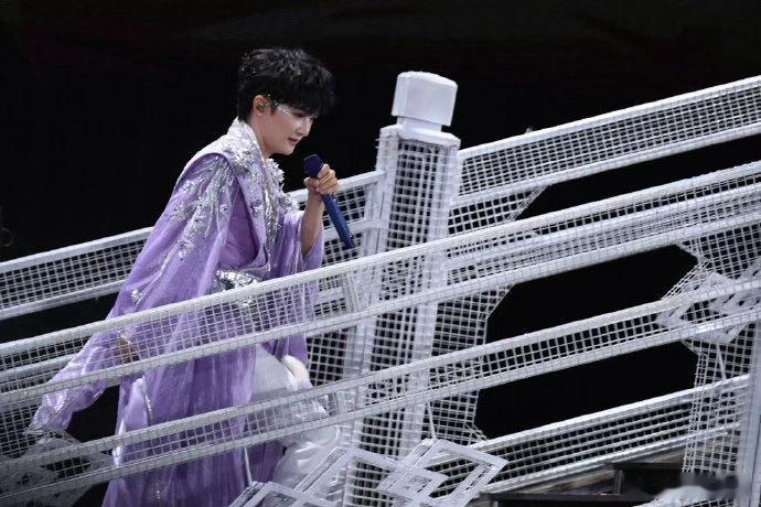 周深全新亭桥入梦的中式舞美周深把亭台古桥实景搬上舞台 周深贵阳演唱会的中式舞美确