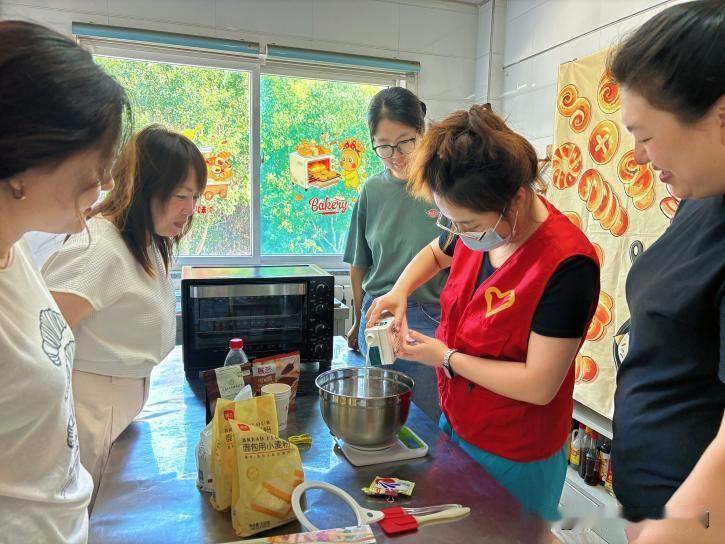 指尖焙暖意 奶香润邻里！万柏林区朝北街社区烘焙公益课堂开讲
 
近日，太原市万柏