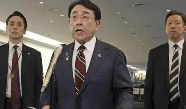 不搭理，日本连续抗议。6月30日，日本彻底坐不住了，包括日本经济产业部长赤泽亮正