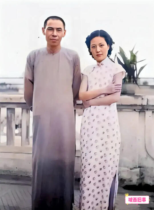 1936年，49岁的杜月笙和29岁的孟小冬的合影照片，杜月笙一袭灰色长...