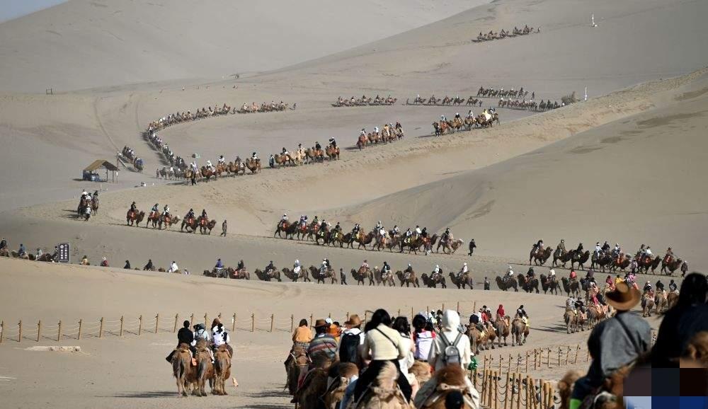 今年五一旅游彻底反转，往年咱们抢着出国，今年全是老外扎堆逛中国！
 
长城、故宫