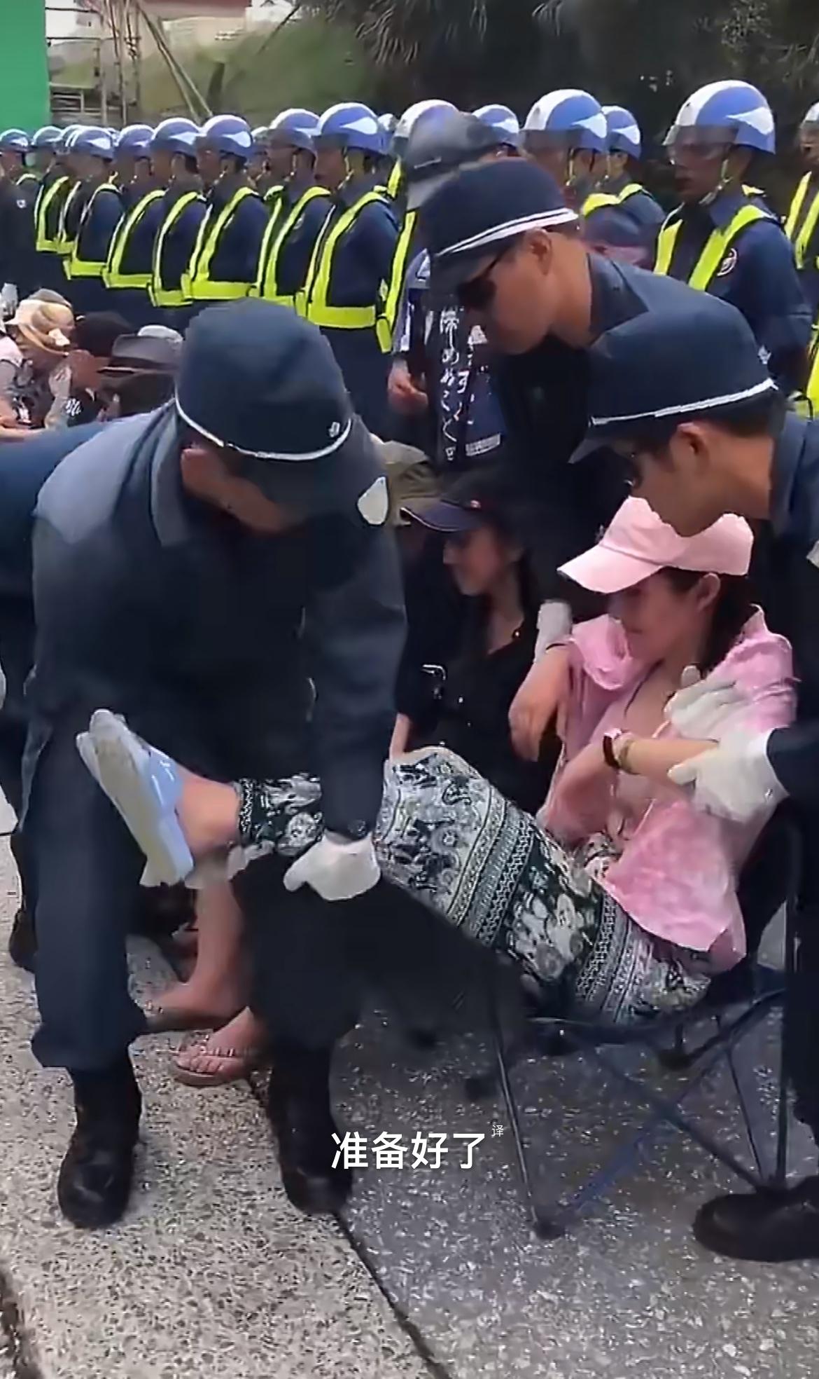 日本人民抗议扩建美军基地，被一个个抬走，日本警察一直劝导让他们离开，不要聚集抗议