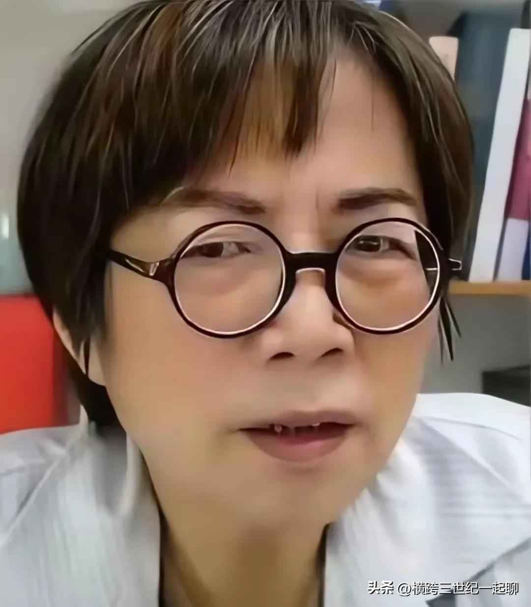 黄智贤出身于深绿家庭，她以前一直说我们这一代一定要把台湾带回家，许多国人都把其当