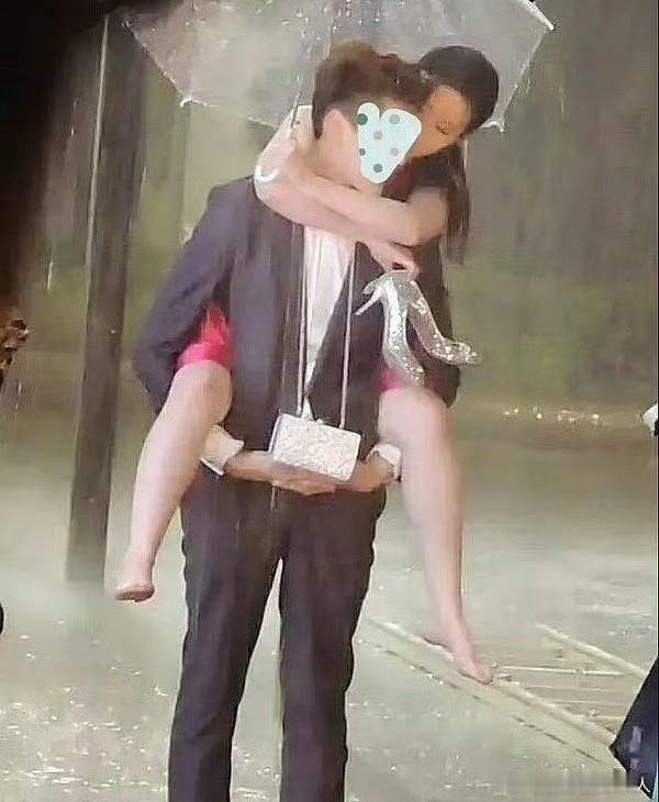 哇，这腿也太令人羡慕了吧，线条优美又笔直，真是天生丽质呀。 