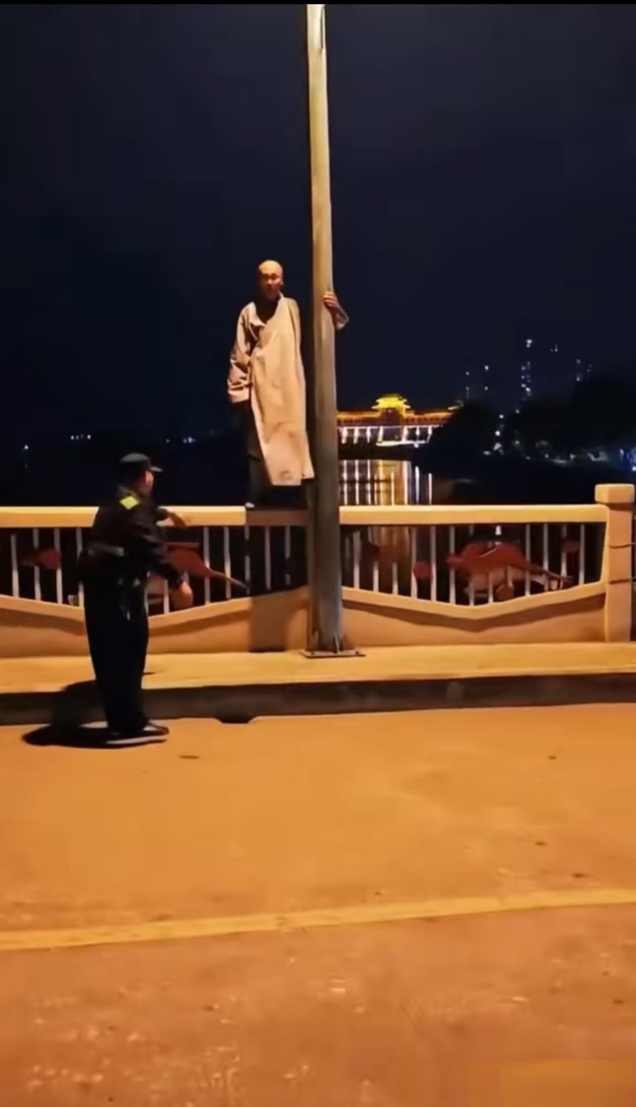 江边跳河的和尚，

守了一辈子的庙没了，

他到底想说什么？

2月6号晚上，吴