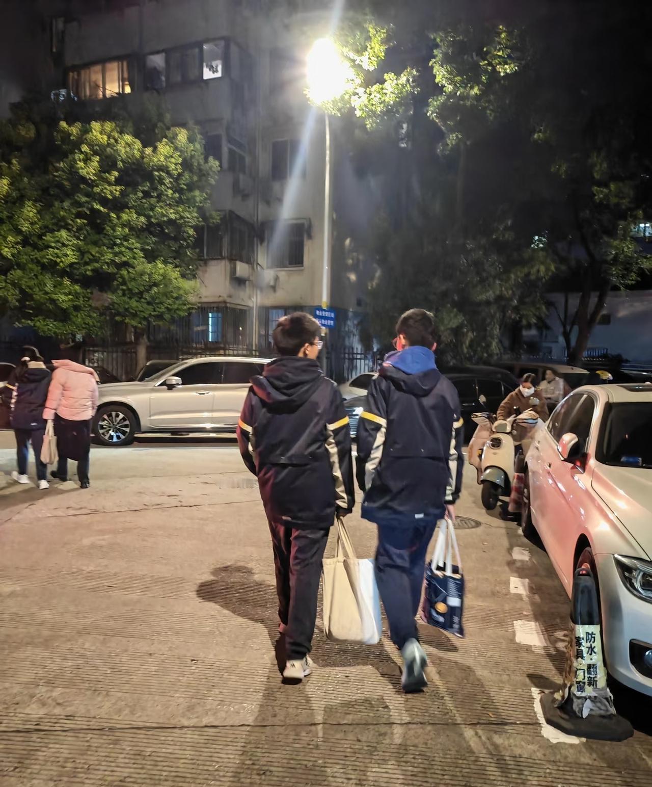 这才是养娃的顶级通透！为人父母，最该学会的就是在外少聊自家孩子，甭管娃多出色多优