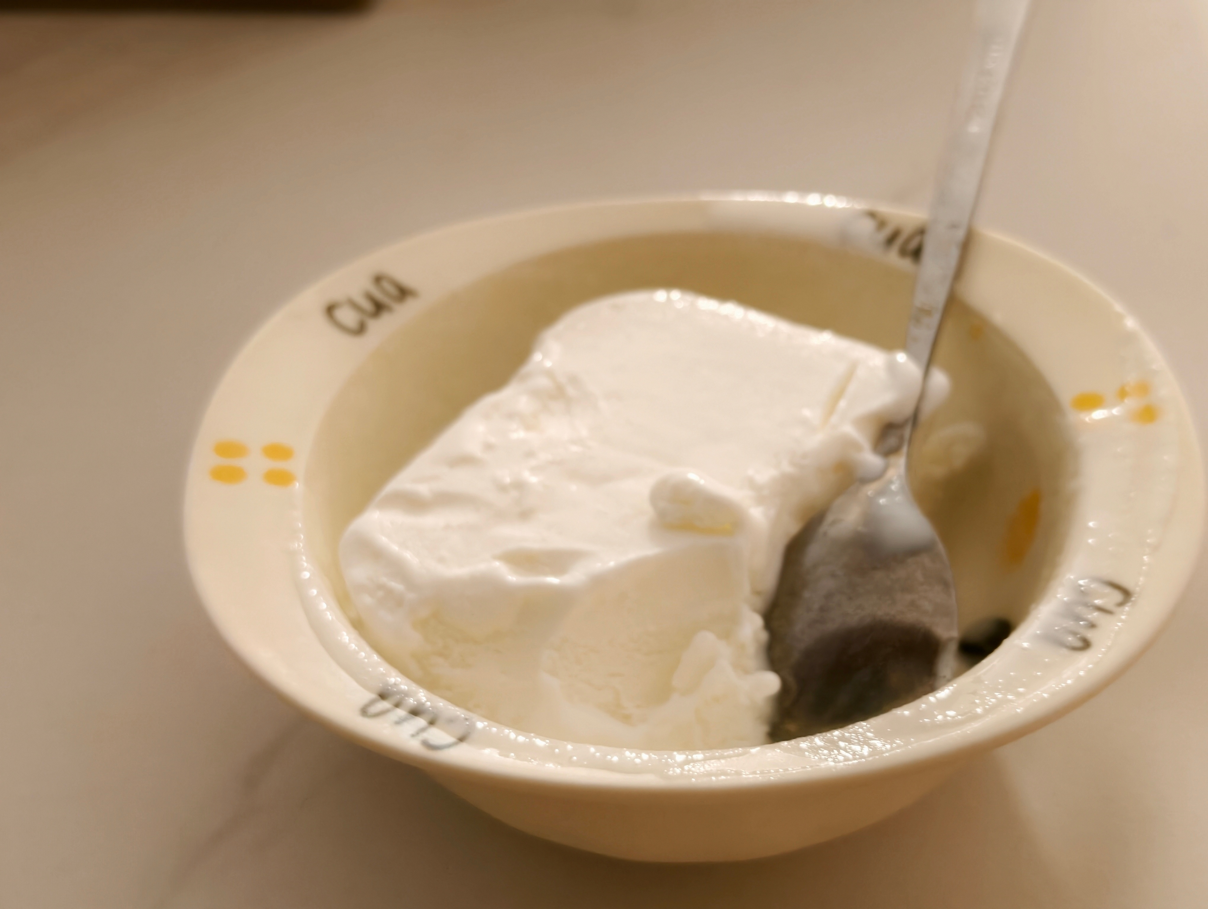 散步一圈回来，又吃了一个奶油方砖。散步消耗的热量抵不过吃进去的冷饮。可是人心里舒