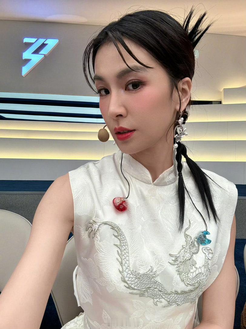曾沛慈老来得粉 曾沛慈成功翻红天惹天惹，没想到啊，内娱又多了一位85花啊！！！在