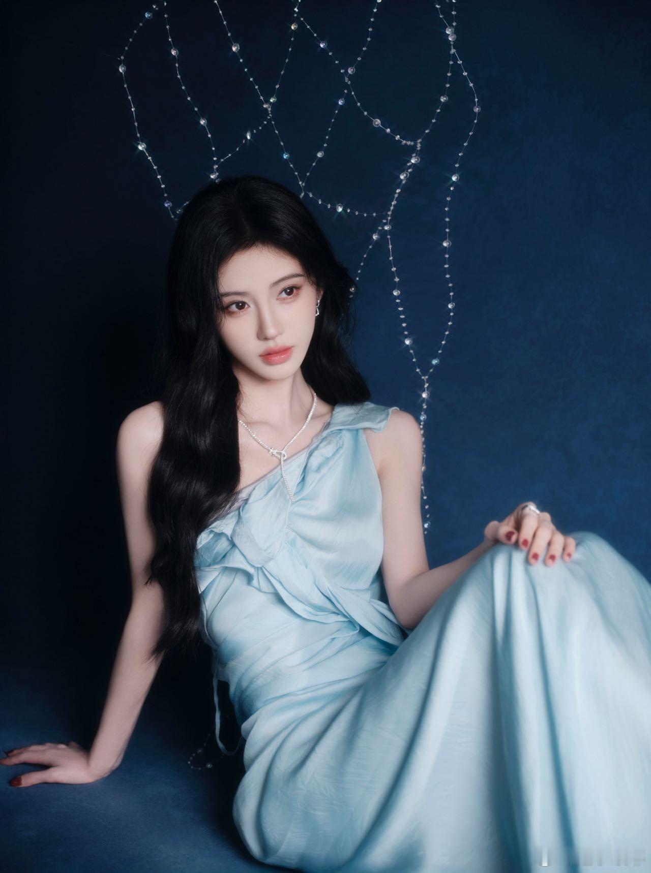 鞠婧祎一克拉冰蓝 谁能拒绝穿冰蓝礼裙的鞠婧祎！一克拉珠宝衬得她脖颈线条超优越，眼