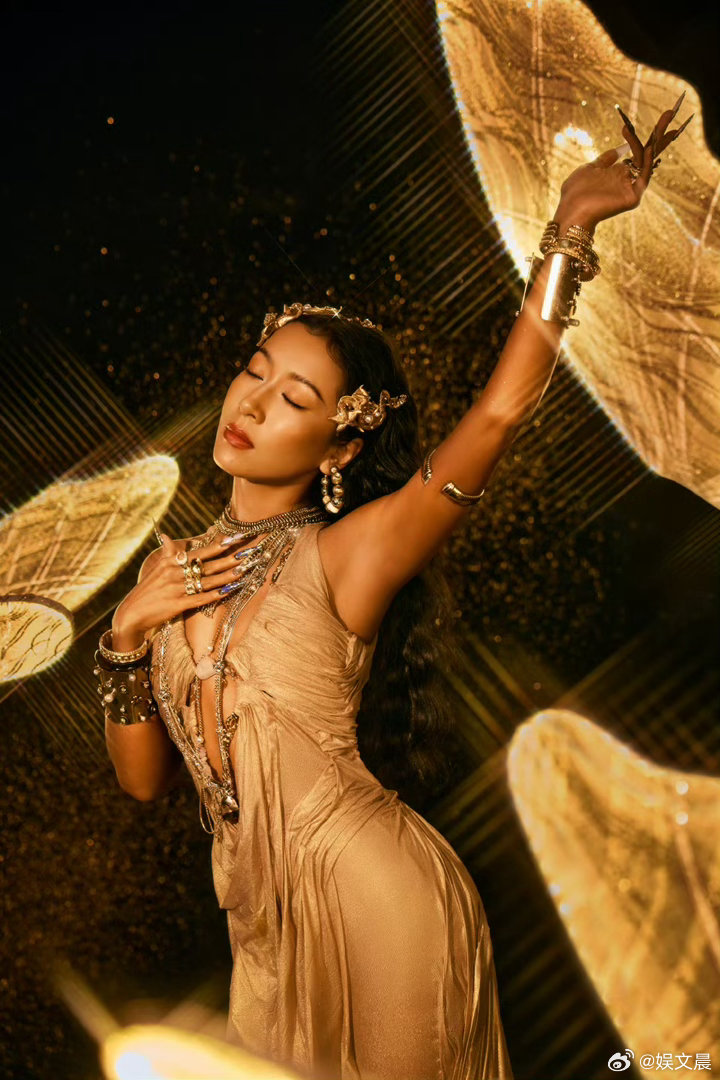 吉克隽逸丝滑掌握扭胯舞 吉克隽逸跳舞的时候整个人都在发光，扭胯舞被她跳出了一种独