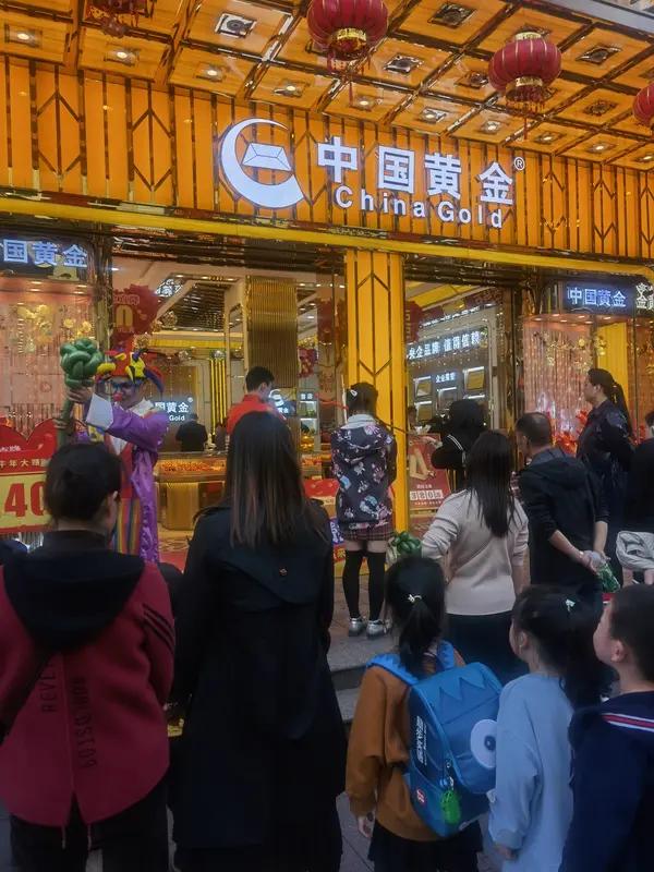 金价这是坐上火箭了！8月11日，国内金店金价全线大幅跳涨。昨日才刚重返1300元