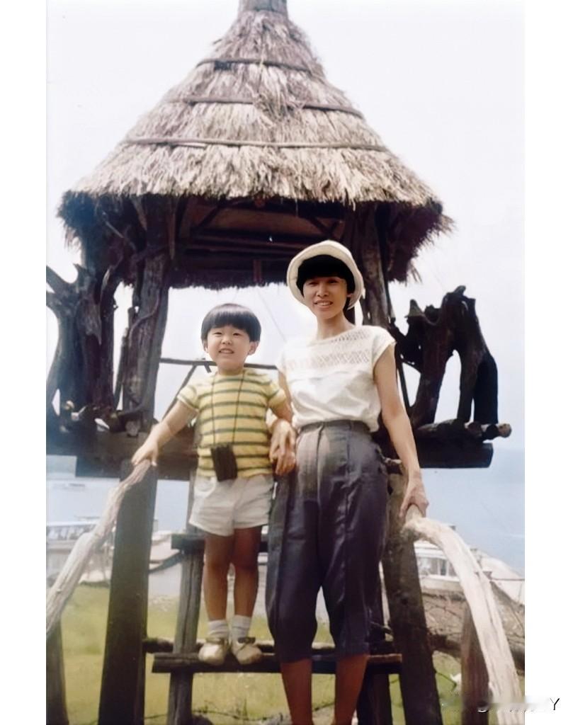 这是一九八三年，小男孩和他母亲游玩时的合影旧照。小男孩当时四岁，当年乖巧可爱的他