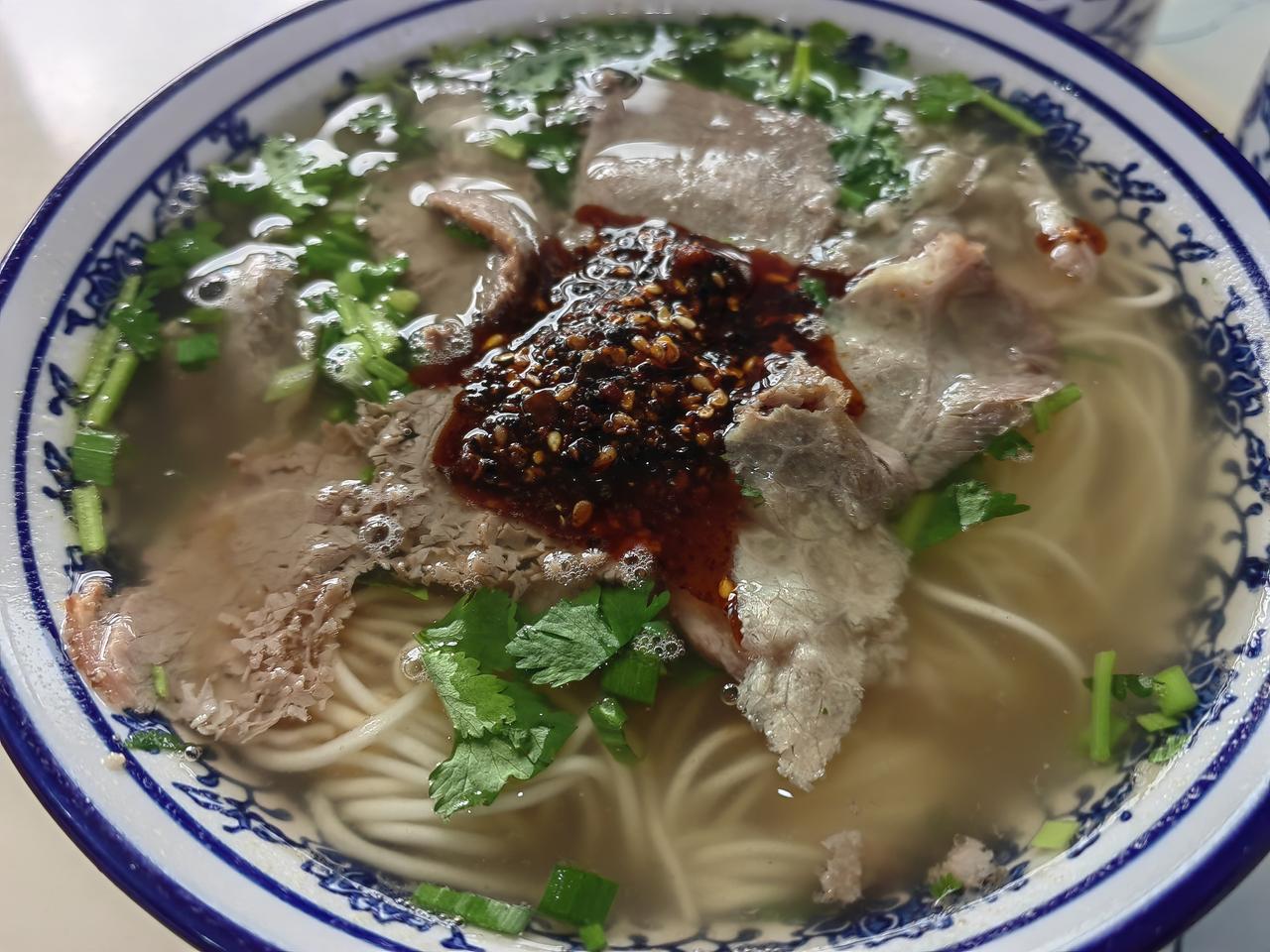昨晚家宴酒多，睡得很早。
酒多口干。​6月第一天，早上5点多起来煮水泡茶读书。