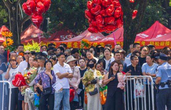 北京，初三学生以“神经衰弱”诊断书请假离校，实则涌入校外全托机构备战中考。机构提