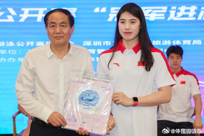 潘展乐张雨霏校园送激励深圳校园迎来泳坛星光，中国游泳公开赛中外运动员进校园公益活