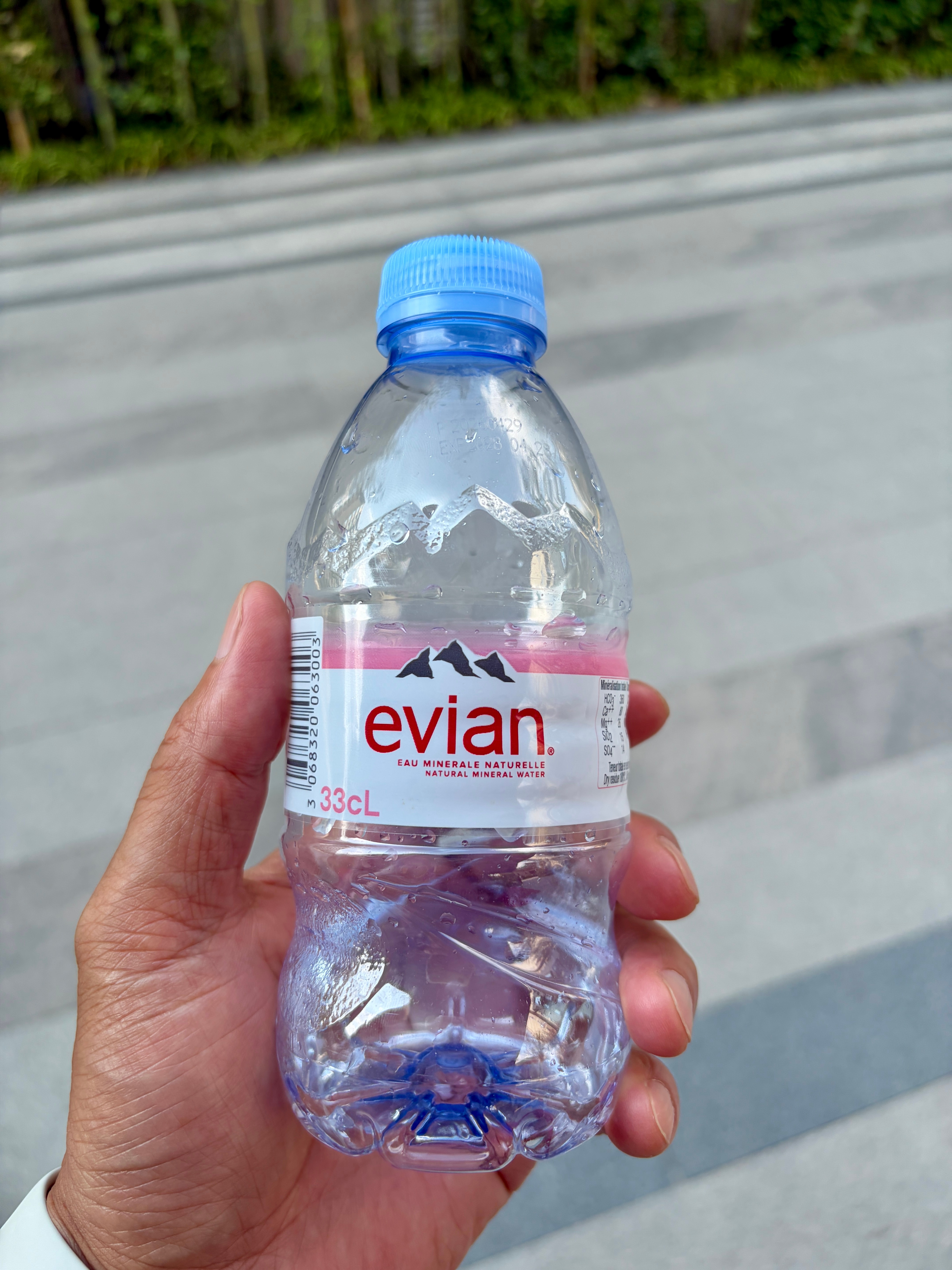 喝了一瓶贵价水，心情忐忑。[哈哈] ​​​